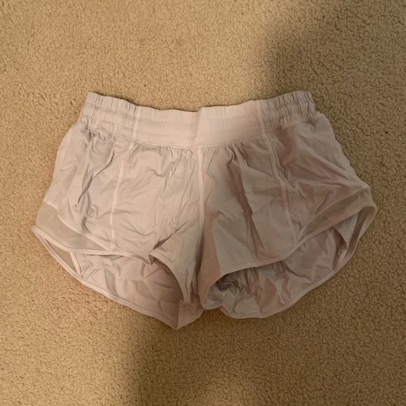 Lululemon Hotty Hot Shorts 2.5 inch inseam White Size 8 - Picture 2 of 4